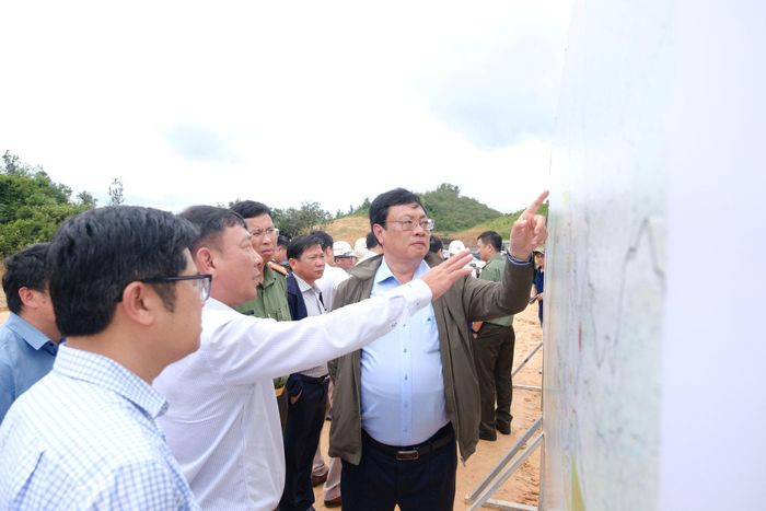 Đồng chí Bùi Thắng, Phó Bí thư Tỉnh ủy Lâm Đồng kiểm tra thực tế công tác bàn giao giải phóng mặt bằng tuyến cao tốc Tân Phú - Bảo Lộc