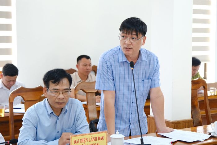 Ông Nguyễn Hữu Hưng, Phó Chủ tịch xã Đạ Huoai báo cáo tiến độ thực hiện giải phóng mặt bằng trên địa bàn