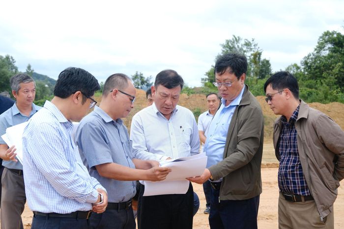 Đồng chí Bùi Thắng, Phó Bí thư Tỉnh ủy Lâm Đồng kiểm tra thực tế tại các vị trí nút giao và khu tái định cư trên địa bàn xã Đạ Huoai
