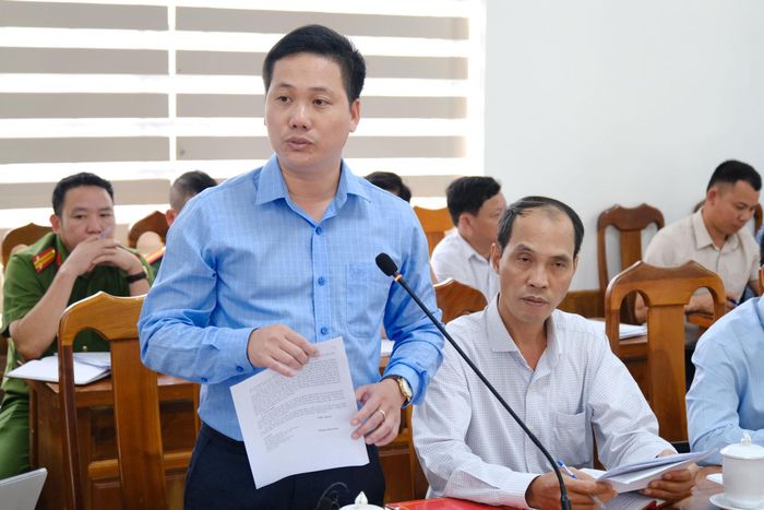 Ông Phùng Minh Đức, Chủ tịch UBND xã Đạ Tẻh 2 báo cáo tiến độ thực hiện công tác giải phóng mặt bằng trên địa bàn