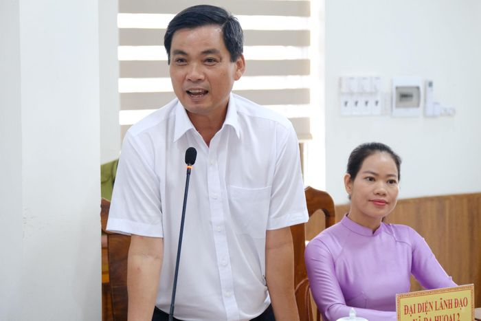 Ông Hồ Văn Khánh, Chủ tịch UBND xã Đạ Huoai 2 báo cáo tiến độ thực hiện công tác giải phóng mặt bằng, thực hiện dự án cao tốc trên địa bàn
