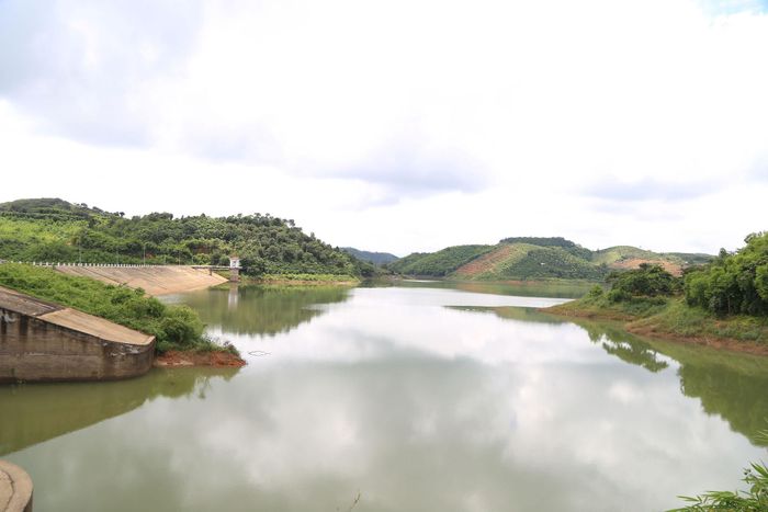 Hồ chứa nước Đắk Rồ là công trình lớn phía Tây Lâm Đồng đã hoàn thành hơn 10 năm trước nhưng chưa hoàn thiện thủ tục đất đai