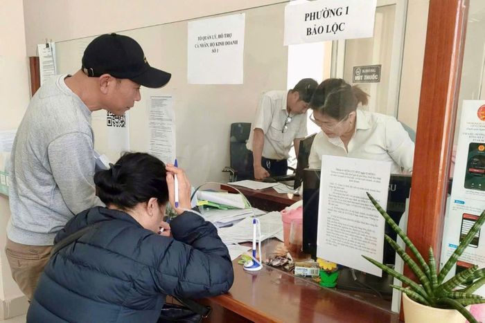 Người dân được hướng dẫn tại Thuế cơ sở 2, tỉnh Lâm Đồng