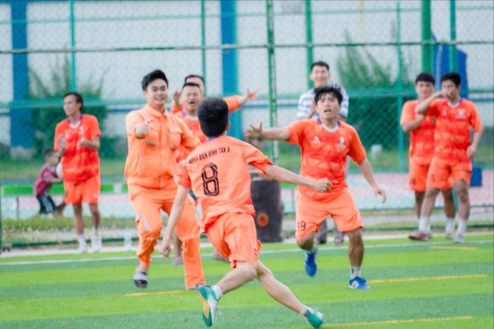 Niềm vui ghi bàn của các cầu thủ bóng đá NMNĐ Vĩnh Tân 4