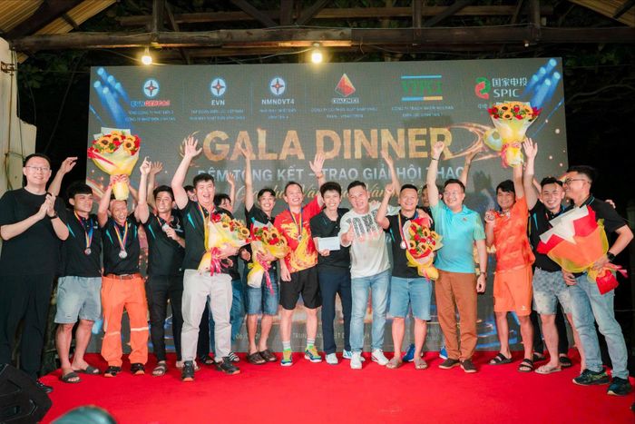 Các vận động viên Đoàn thể thao NMNĐ Vĩnh Tân 4 nhận giải tại bế mạc hội thao
