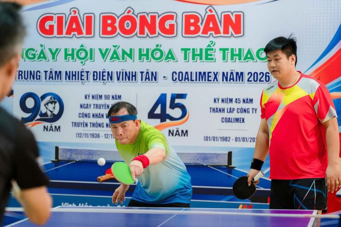 Vận động viên trong pha hứng thú tung bóng điêu luyện môn bóng bàn