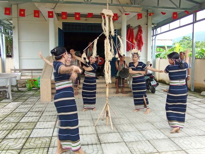 Điệu múa cúng đầu lúa của người Cơ Ho ở thôn Măng Tố, xã Bắc Ruộng