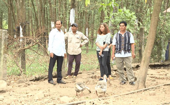 Ông Lê Văn Đẻn (ngoài cùng bên phải) cùng các đoàn thể thôn Măng Tố động viên bà con tích cực lao động, sản xuất, phát triển kinh tế