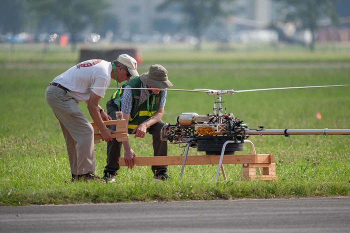Một đội đang chuẩn bị cho phần thi của mình. Ảnh: Paul Flacks/DARPA