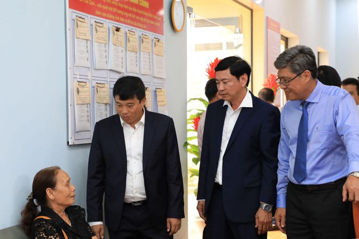 Bí thư Tỉnh ủy Lâm Đồng Y Thanh Hà Niê Kđăm cùng lãnh đạo tỉnh thăm hỏi người dân xã Thuận An khi đến làm thủ tục hành chính