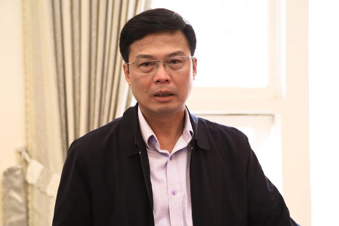 Tỉnh ủy viên, Phó Chủ tịch UBND tỉnh Đinh Văn Tuấn trao đổi về tình hình nâng cao chất lượng lao động, nâng cao đời sống người lao động