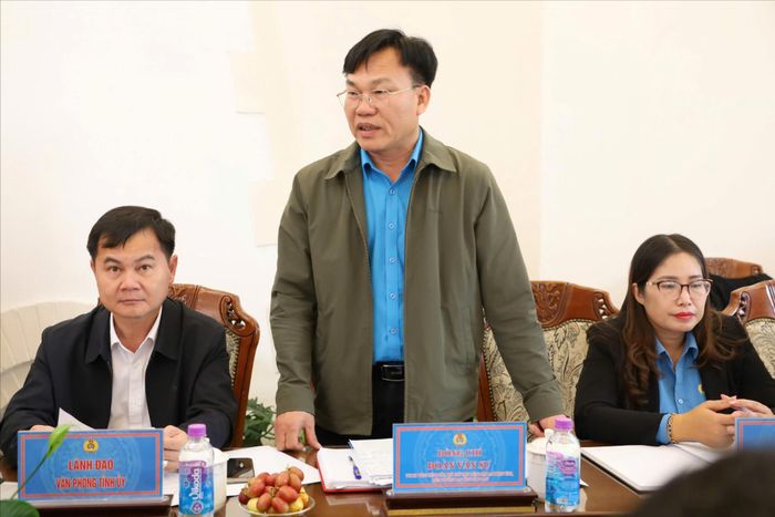 Phó Chủ tịch LĐLĐ tỉnh Đoàn Văn Sự trao đổi tại buổi làm việc