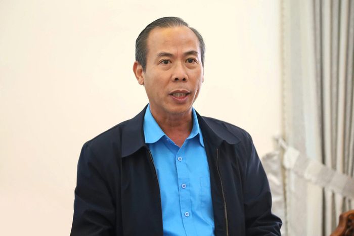 Tỉnh ủy viên, Chủ tịch LĐLĐ tỉnh Nguyễn Phú Hoàng báo cáo tình hình, kết quả triển khai nhiệm vụ chính trị 7 tháng đầu năm, phương hướng, nhiệm vụ những tháng cuối năm 2027