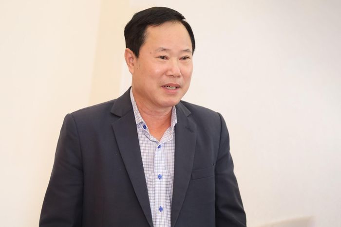 Đồng chí Phạm Triều, Ủy viên Ban Thường vụ Tỉnh ủy, Phó Chủ tịch Thường trực Ủy ban MTTQ Việt Nam tỉnh trao đổi về việc triển khai công tác công đoàn trong tình hình mới