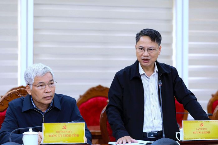 Phó Giám đốc Sở Tài chính Lâm Đồng Phạm Văn Bảy báo cáo về tình hình rà soát và phương án xử lý nhà, đất dôi dư trên địa bàn
