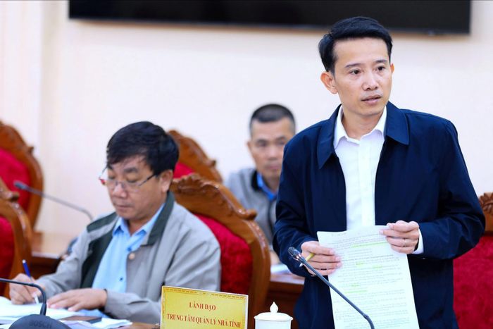 Giám đốc Trung tâm Quản lý nhà tỉnh Lâm Đồng Nguyễn Nhật Quang báo cáo tình hình quản lý nhà trên địa bàn