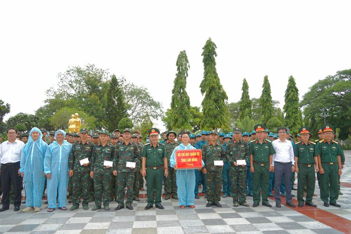 Thiếu tướng Đinh Hồng Tiếng, Ủy viên Ban Thường vụ Tỉnh ủy, Chỉ huy trưởng Bộ Chỉ huy Quân sự tỉnh Lâm Đồng tặng quà cho các lực lượng
