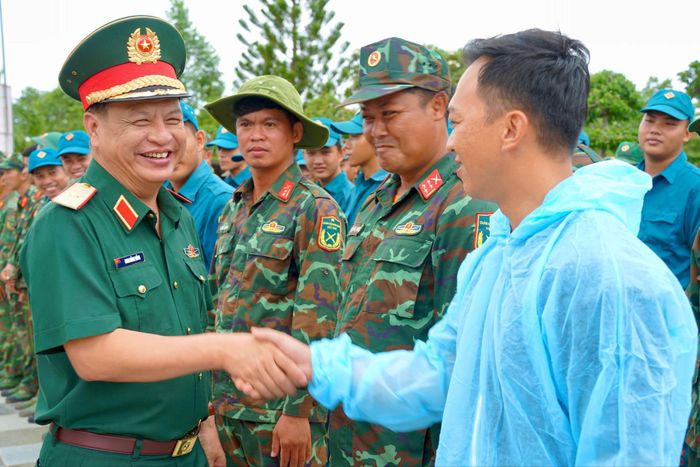 Thiếu tướng Đinh Hồng Tiếng, Ủy viên Ban Thường vụ Tỉnh ủy, Chỉ huy trưởng Bộ Chỉ huy Quân sự tỉnh Lâm Đồng thăm, động viên các lực lượng đang làm nhiệm vụ