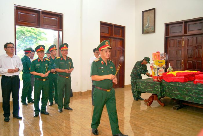 Thiếu tướng Đinh Hồng Tiếng, Ủy viên Ban Thường vụ Tỉnh ủy, Chỉ huy trưởng Bộ Chỉ huy Quân sự tỉnh Lâm Đồng thắp hương tại Nghĩa trang liệt sĩ Bình Thuận