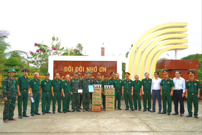 Hội Cựu chiến binh tỉnh Lâm Đồng đã đến thăm hỏi, động viên và tặng quà các cán bộ, chiến sĩ đang thực hiện nhiệm vụ thu nhận mẫu sinh phẩm ADN, số hóa thông tin hài cốt liệt sĩ tại Nghĩa trang Liệt sĩ Bình Thuận.