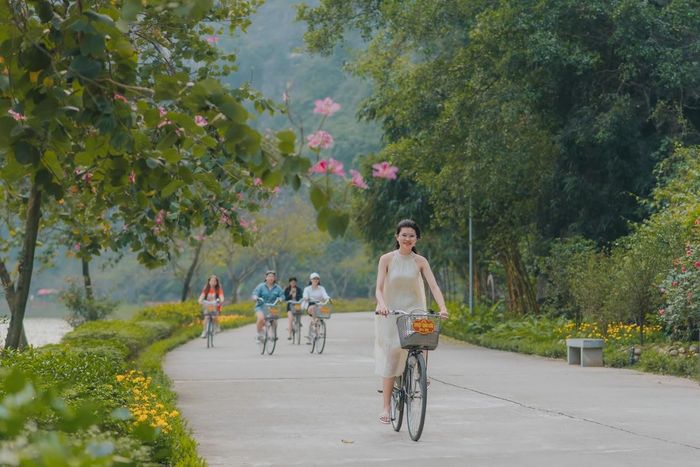 Những trải nghiệm xanh như đạp xe giữa thiên nhiên đang góp phần nâng cao sức hấp dẫn của điểm đến, hướng tới xây dựng hệ sinh thái du lịch thông minh và bền vững tại Ninh Bình. Ảnh: Ngọc Linh