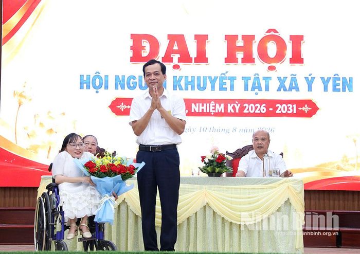 Lãnh đạo UBND xã Ý Yên tặng hoa chúc mừng Đại hội.
