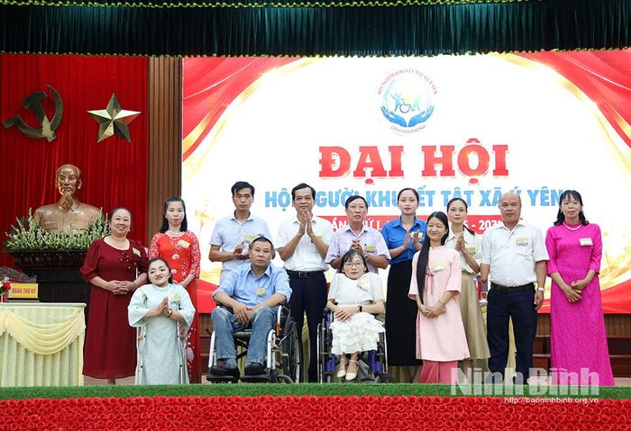 Ban Chấp hành Hội Người khuyết tật xã Ý Yên, nhiệm kỳ 2026-2031 ra mắt Đại hội và chụp ảnh lưu niệm cùng các đại biểu.