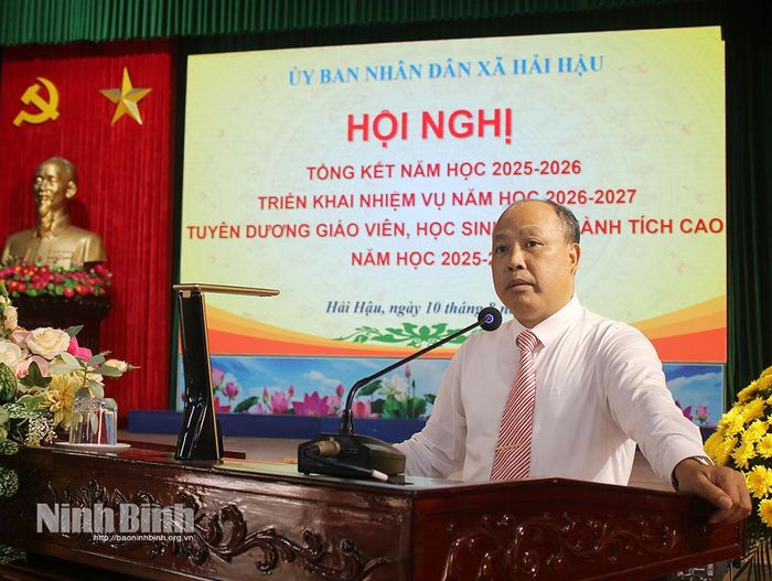 Đồng chí Nguyễn Văn Thuận, Phó Giám đốc Sở Giáo dục và Đào tạo phát biểu tại hội nghị.