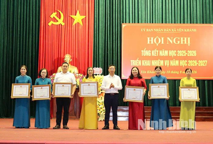 Lãnh đạo Sở Giáo dục và Đào tạo trao tặng danh hiệu Tập thể lao động xuất sắc và Bằng khen của Chủ tịch UBND tỉnh cho các tập thể, cá nhân tiêu biểu trong công tác giáo dục và đào tạo năm học 2025-2026. Ảnh: Khánh Dũng