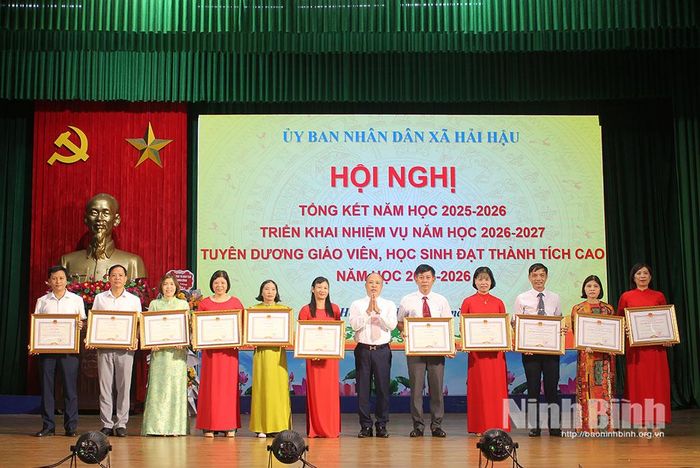 Thừa ủy quyền, lãnh đạo Sở Giáo dục và Đào tạo trao tặng danh hiệu “Tập thể lao động xuất sắc”, Bằng khen của Chủ tịch UBND tỉnh cho các tập thể, cá nhân.