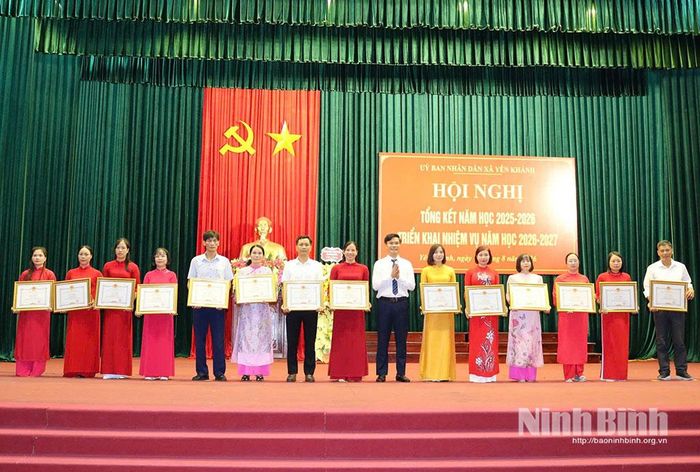 Lãnh đạo xã Yên Khánh tặng Giấy khen của Chủ tịch UBND xã cho các cá nhân đạt thành tích xuất sắc trong công tác giáo dục và đào tạo năm học 2025-2026. Ảnh: Khánh Dũng