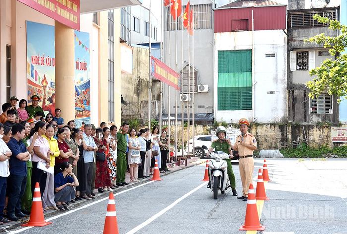 Cán bộ Phòng Cảnh sát Giao thông hướng dẫn kỹ năng tham gia giao thông an toàn cho nhân dân phường Nam Định. Ảnh: Minh Tân