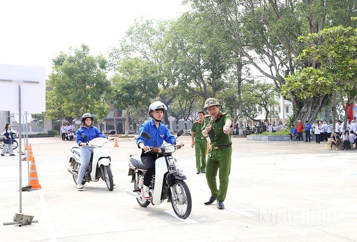 Hướng dẫn kỹ năng lái xe an toàn trên sa hình. Ảnh: Minh Đường