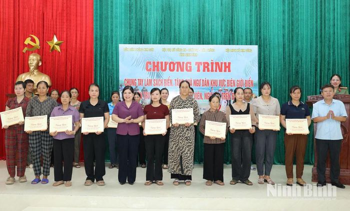Lãnh đạo Hội LHPN tỉnh và xã Kim Đông trao quà cho ngư dân có hoàn cảnh khó khăn trên địa bàn xã.