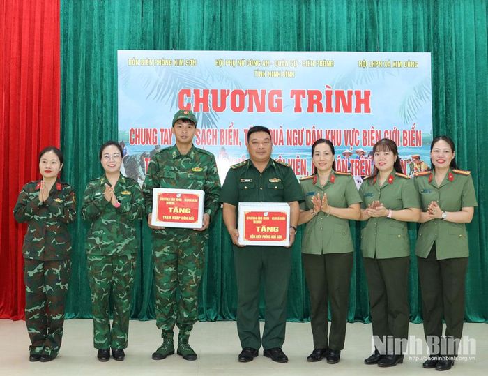 Hội Phụ nữ Công an tỉnh, Hội Phụ nữ Bộ Chỉ huy Quân sự tỉnh, Hội Phụ nữ Bộ đội Biên phòng tỉnh trao tặng quà cho Đồn Biên phòng Kim Sơn và Trạm kiểm soát biên phòng biển Cồn Nổi.