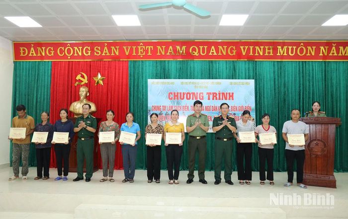 Lãnh đạo Công an tỉnh, Bộ Chỉ huy Quân sự tỉnh, Ban Chỉ huy Bộ đội Biên phòng tỉnh trao quà cho ngư dân có hoàn cảnh khó khăn trên địa bàn xã Kim Đông.