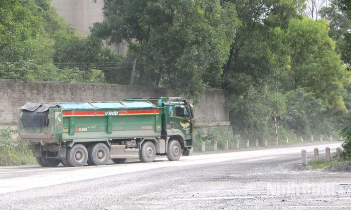 Xe chở vật liệu xây dựng lưu thông trên tuyến ĐT.495C đã thực hiện chở đúng tải, che phủ bạt tránh rơi vãi vật liệu trên đường.