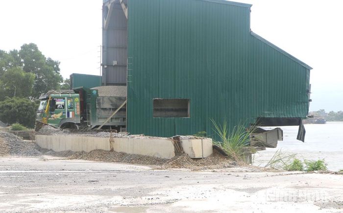 Các doanh nghiệp khai thác VLXD tại khu vực xã Thanh Lâm đã thực hiện lắp tôn xung quanh máng rót, tránh bụi phát tán ra xung quanh.
