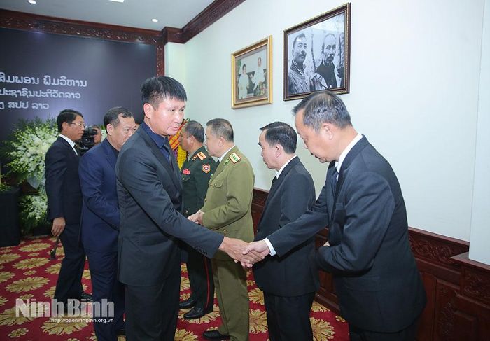 Đồng chí Trần Huy Tuấn, Ủy viên Trung ương Đảng, Bí thư Tỉnh ủy Ninh Bình thăm hỏi, chia buồn với Đại sứ quán Lào tại Thủ đô Hà Nội.