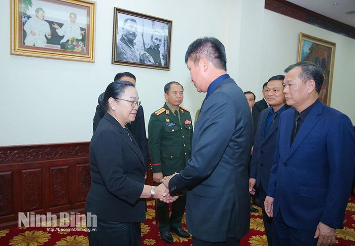 Đồng chí Trần Huy Tuấn, Ủy viên Trung ương Đảng, Bí thư Tỉnh ủy Ninh Bình thăm hỏi, chia buồn với Đại sứ quán Lào tại Thủ đô Hà Nội.