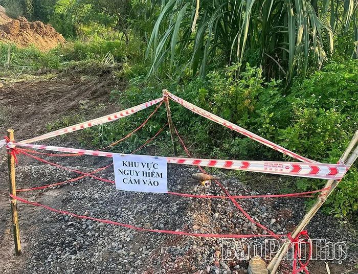 Lực lượng chức năng căng dây, cảnh báo nguy hiểm tại khu vực phát hiện vật nổ.