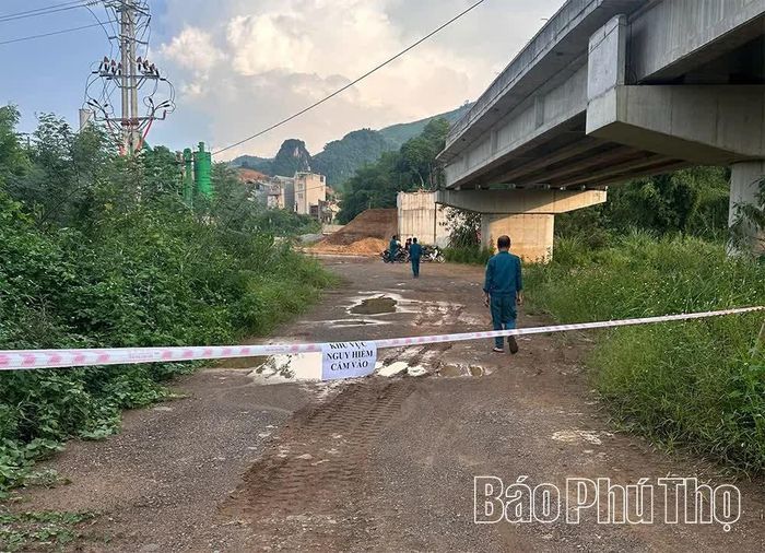 Lực lượng chức năng tổ chức canh gác nghiêm ngặt, không để người dân và phương tiện đến gần khu vực phát hiện vật nổ.