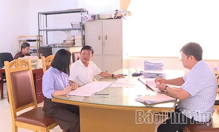 Cán bộ UBND xã Tam Dương trao đổi với phóng viên về vụ việc.
