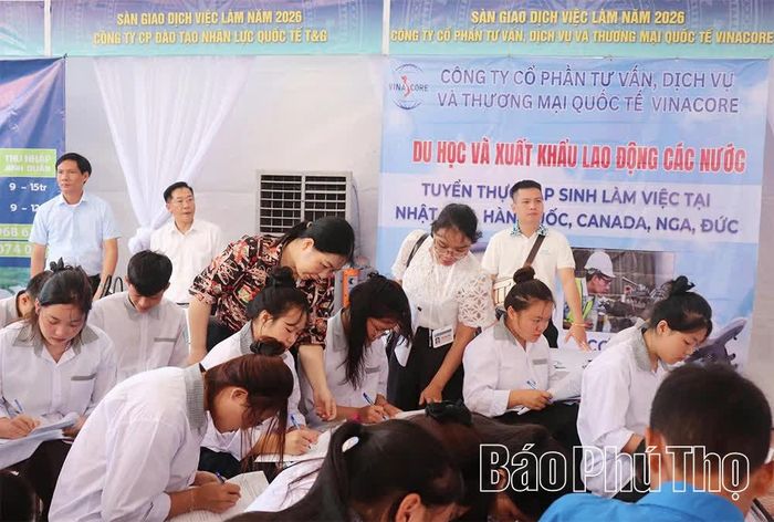 Người lao động tham gia phiên giao dịch việc làm lưu động xã Vân Sơn được hướng dẫn đăng ký nhu cầu tuyển dụng việc làm phù hợp với khả năng.