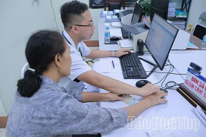 Cập nhật thông tin khám sức khoẻ của người dân phường Thanh Miếu lên hệ thống dữ liệu sức khoẻ HOC.