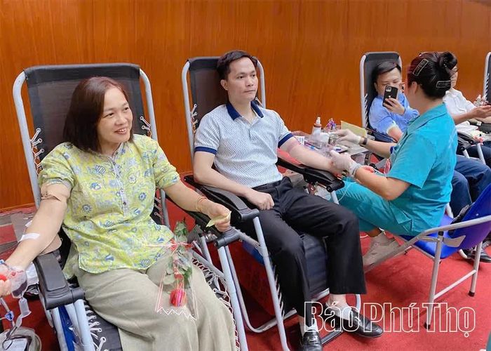 Đông đảo cán bộ, công chức, viên chức, người lao động tham gia hiến máu tình nguyện.