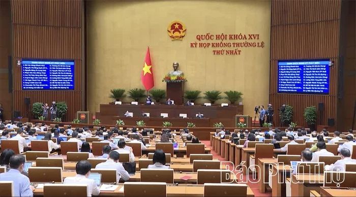 Quốc hội tiến hành thảo luận ở hội trường.