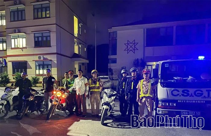 Lực lượng Công an xã phối hợp Cảnh sát giao thông tăng cường tuần tra, kiểm soát địa bàn.