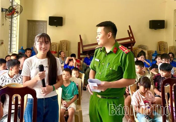 Công an xã Lạc Thủy tuyên truyền pháp luật cho thanh thiếu niên, nhi đồng thôn Ngọc Lâm.