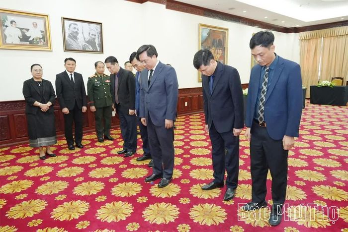 Đồng chí Chủ tịch UBND tỉnh Trần Duy Đông và đoàn đại biểu tỉnh Phú Thọ viếng Chủ tịch Quốc hội Lào.